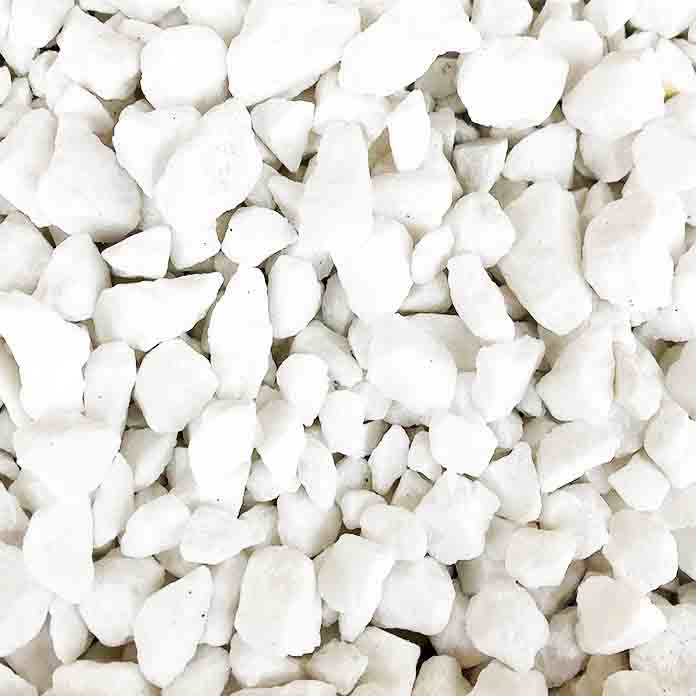 Sitna bela kamena rizla granulacije 0.7–1.1 cm u pakovanju od 20 kg za uređenje dvorišta i bašte